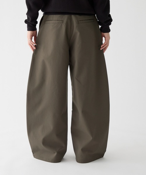 Adoon plain(アドーンプレーン)の「Chino-Like Tuck Curve Slacks チノライクカーブスラックス(スラックス・メンズ・オリーブ/ベージュ・LARGE/MEDIUM/SMALL)」の9枚目の写真