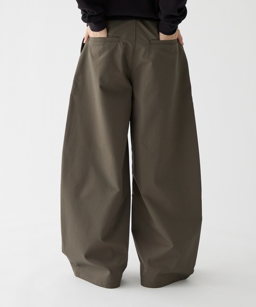 Adoon plain(アドーンプレーン)の「Chino-Like Tuck Curve Slacks チノライクカーブスラックス(スラックス・メンズ・オリーブ/ベージュ・LARGE/MEDIUM/SMALL)」の10枚目の写真