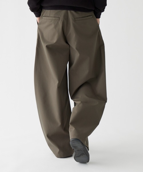 Adoon plain(アドーンプレーン)の「Chino-Like Tuck Curve Slacks チノライクカーブスラックス(スラックス・メンズ・オリーブ/ベージュ・LARGE/MEDIUM/SMALL)」の11枚目の写真