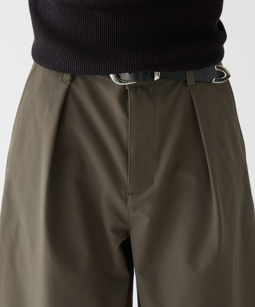 Adoon plain(アドーンプレーン)の「Chino-Like Tuck Curve Slacks チノライクカーブスラックス(スラックス・メンズ・オリーブ/ベージュ・LARGE/MEDIUM/SMALL)」の22枚目の写真