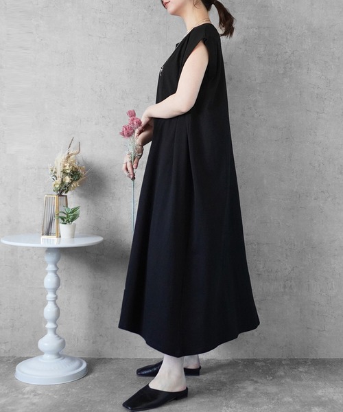 SELECT LEVERY(セレクトリベリー)の「綿100%天竺ノースリーブロングワンピース(ワンピース・レディース・ブラック/グレイッシュベージュ・MEDIUM)」の19枚目の写真
