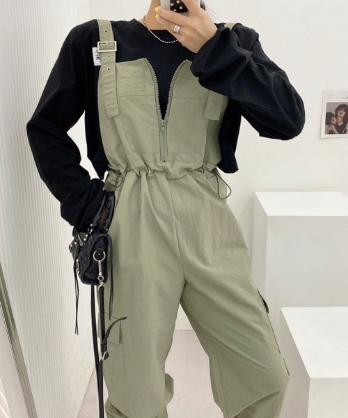 2ly2(トゥーリートゥー)の「ミリタリー風 サロペットパンツ(サロペット/オーバーオール・レディース・グリーン/ブラック・FREE)」の2枚目の写真