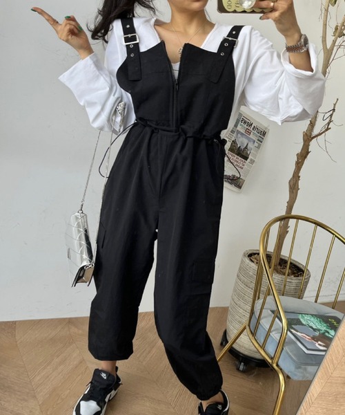 2ly2(トゥーリートゥー)の「ミリタリー風 サロペットパンツ(サロペット/オーバーオール・レディース・グリーン/ブラック・FREE)」の4枚目の写真