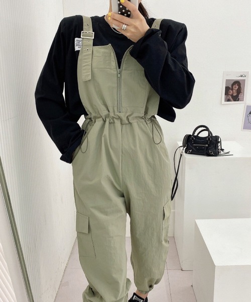 2ly2(トゥーリートゥー)の「ミリタリー風 サロペットパンツ(サロペット/オーバーオール・レディース・グリーン/ブラック・FREE)」の9枚目の写真