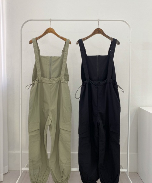 2ly2(トゥーリートゥー)の「ミリタリー風 サロペットパンツ(サロペット/オーバーオール・レディース・グリーン/ブラック・FREE)」の21枚目の写真