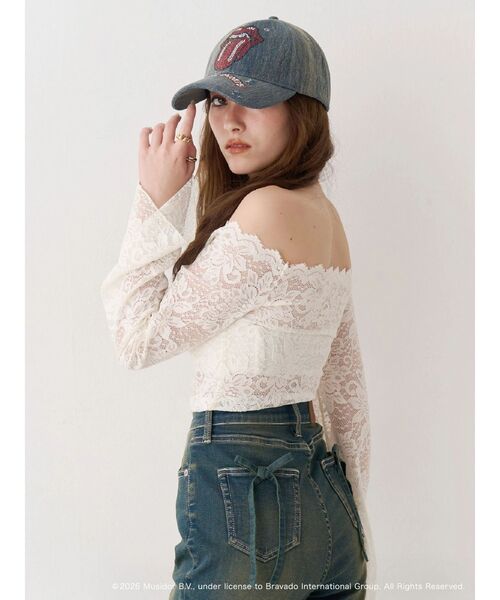 EVRIS（エヴリス）の「スカラップオフショルレーストップス　春服（シャツ/ブラウス・レディース・ブラック/ホワイト・FREE）」の8枚目の写真