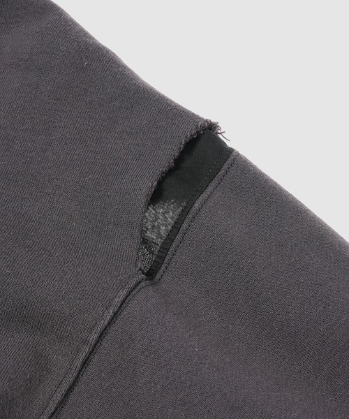 FACETASM（ファセッタズム）の「DAMAGED HOODIE（パーカー・メンズ・ブラウン/チャコールグレー・3/4）」の5枚目の写真