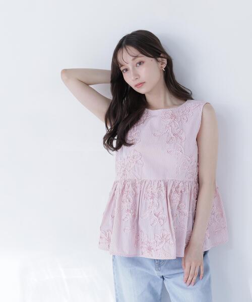 NATURAL BEAUTY BASIC（ナチュラルビューティーベーシック）の「テープ刺繍ペプラムシャツ（シャツ/ブラウス・レディース・ブルー系その他/ピンク系その他/オフホワイト・ﾌﾘ-）」の3枚目の写真