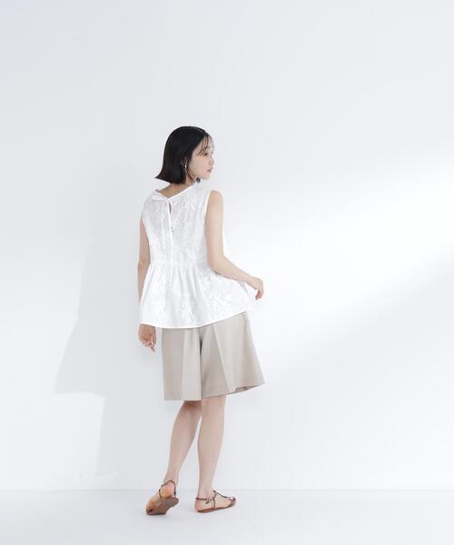 NATURAL BEAUTY BASIC（ナチュラルビューティーベーシック）の「テープ刺繍ペプラムシャツ（シャツ/ブラウス・レディース・ブルー系その他/ピンク系その他/オフホワイト・ﾌﾘ-）」の7枚目の写真