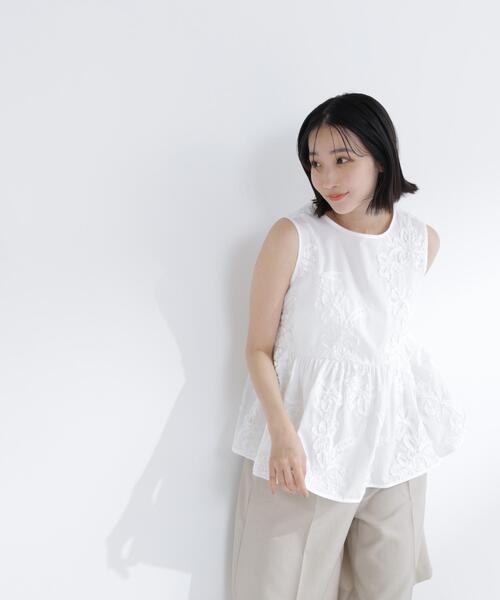 NATURAL BEAUTY BASIC（ナチュラルビューティーベーシック）の「テープ刺繍ペプラムシャツ（シャツ/ブラウス・レディース・ブルー系その他/ピンク系その他/オフホワイト・ﾌﾘ-）」の8枚目の写真