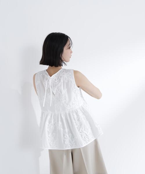 NATURAL BEAUTY BASIC（ナチュラルビューティーベーシック）の「テープ刺繍ペプラムシャツ（シャツ/ブラウス・レディース・ブルー系その他/ピンク系その他/オフホワイト・ﾌﾘ-）」の10枚目の写真