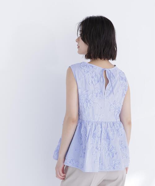 NATURAL BEAUTY BASIC（ナチュラルビューティーベーシック）の「テープ刺繍ペプラムシャツ（シャツ/ブラウス・レディース・ブルー系その他/ピンク系その他/オフホワイト・ﾌﾘ-）」の22枚目の写真