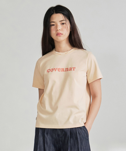COVERNAT WOMAN(カバーナットウーマン)の「ウィメンズレギュラーフィットグリッタークーパー ロゴTシャツ サーモン(Tシャツ/カットソー・レディース・その他・WM/WS)」の1枚目の写真