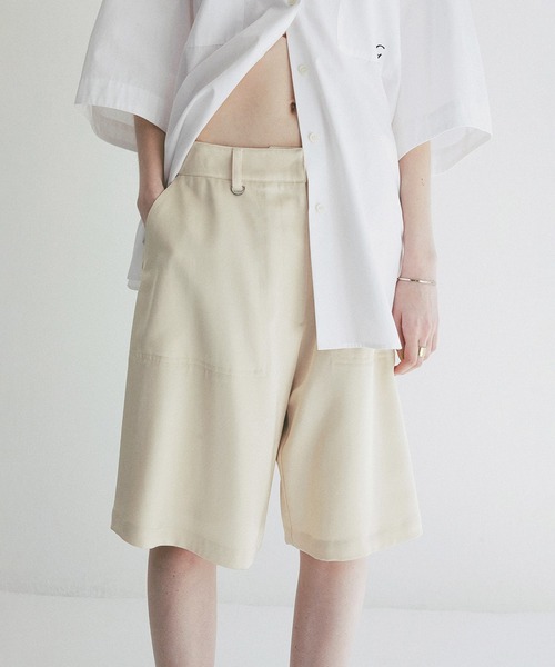 CLANE(クラネ)の「2WAY ADJUST SATIN HALF PANTS(その他パンツ・レディース・アイボリー/ブラック・1/2)」の1枚目の写真
