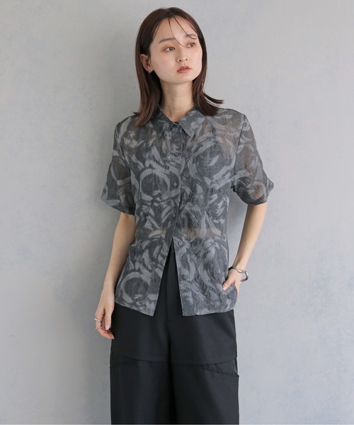 &g'aime（アンジェム）の「【&ｇ'aime 】エンボスチュニックシャツ　EmbossTunicShirt（シャツ/ブラウス・レディース・グレー/ブラック・FREE）」の2枚目の写真