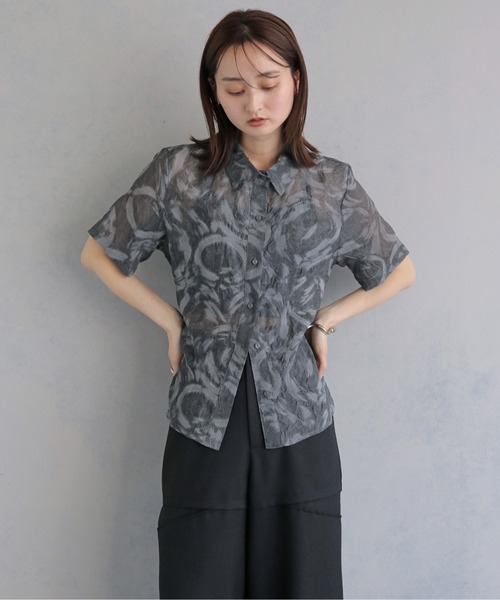 &g'aime（アンジェム）の「【&ｇ'aime 】エンボスチュニックシャツ　EmbossTunicShirt（シャツ/ブラウス・レディース・グレー/ブラック・FREE）」の3枚目の写真