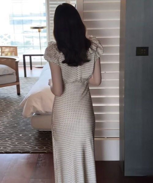 AMAJI(アマジ)の「ドット柄 パフスリーブ ウエストマーク ワンピース(ワンピース・レディース・ベージュ・SMALL/MEDIUM)」の4枚目の写真