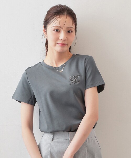 index（インデックス）の「【接触冷感】エンブレムロゴ刺繍Tシャツ《UVケア/洗濯機OK》（Tシャツ/カットソー・レディース・ブラウン系その他5/ナチュラル/チャコールグレー/オフホワイト・38/36/44/42/40）」の2枚目の写真