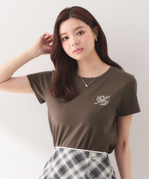 index（インデックス）の「【接触冷感】エンブレムロゴ刺繍Tシャツ《UVケア/洗濯機OK》（Tシャツ/カットソー・レディース・ブラウン系その他5/ナチュラル/チャコールグレー/オフホワイト・38/36/44/42/40）」の3枚目の写真