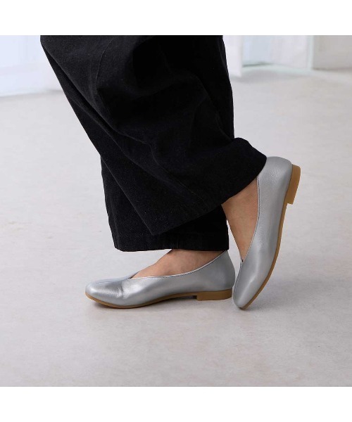 ing(イング)の「スクエアトゥVカットパンプス(パンプス・レディース・アイボリー/シルバー/ブラック・22.5cm/23cm/24cm/23.5cm/24.5cm)」の4枚目の写真