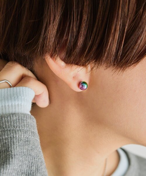 ear PAPILLONNER(イアパピヨネ)の「《金属アレルギー対応/ステンレス》オーロラ7mm玉ピアス(ピアス(両耳用)・レディース・ブラック系その他4・FREE)」の1枚目の写真