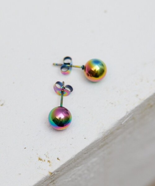 ear PAPILLONNER(イアパピヨネ)の「《金属アレルギー対応/ステンレス》オーロラ7mm玉ピアス(ピアス(両耳用)・レディース・ブラック系その他4・FREE)」の2枚目の写真