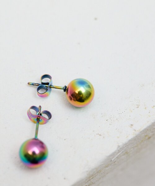 ear PAPILLONNER(イアパピヨネ)の「《金属アレルギー対応/ステンレス》オーロラ7mm玉ピアス(ピアス(両耳用)・レディース・ブラック系その他4・FREE)」の3枚目の写真