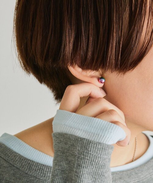 ear PAPILLONNER(イアパピヨネ)の「《金属アレルギー対応/ステンレス》オーロラ7mm玉ピアス(ピアス(両耳用)・レディース・ブラック系その他4・FREE)」の4枚目の写真