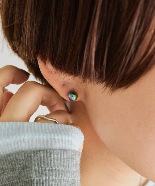 ear PAPILLONNER(イアパピヨネ)の「《金属アレルギー対応/ステンレス》オーロラ7mm玉ピアス(ピアス(両耳用)・レディース・ブラック系その他4・FREE)」の5枚目の写真