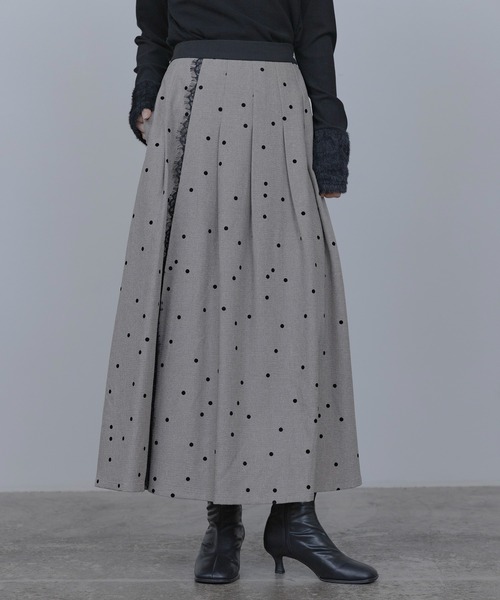 Eimee Law(エイミーロウ)の「ドットフロッキー タックプリーツスカート(スカート・レディース・カーキ/ブラック/ベージュ・MEDIUM)」の2枚目の写真