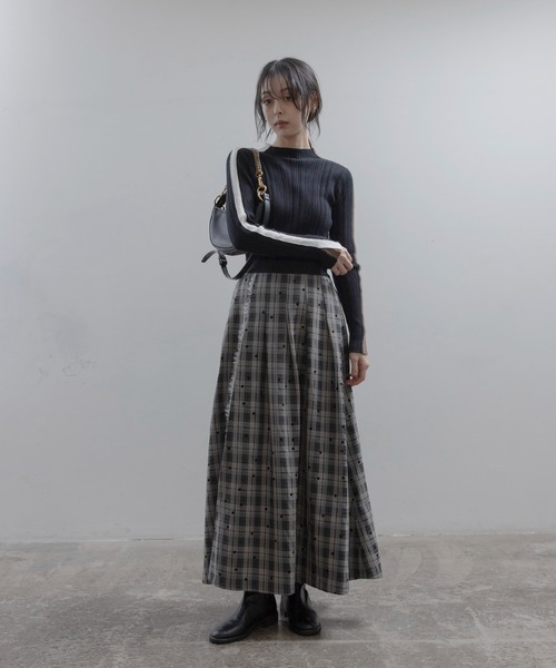 Eimee Law(エイミーロウ)の「ドットフロッキー タックプリーツスカート(スカート・レディース・カーキ/ブラック/ベージュ・MEDIUM)」の4枚目の写真