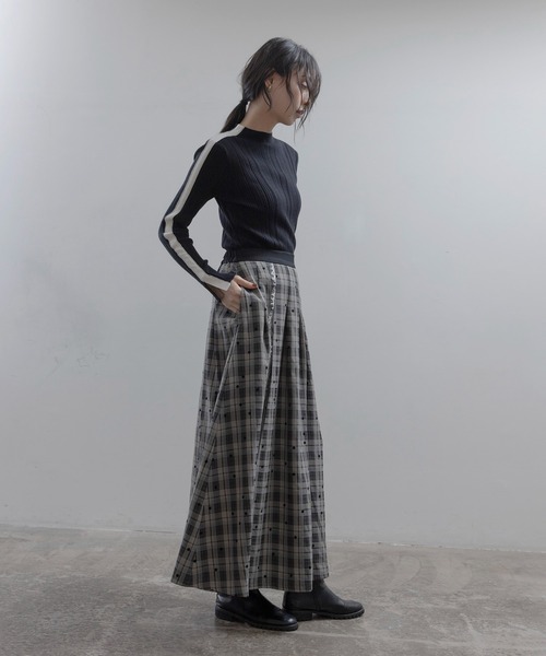 Eimee Law(エイミーロウ)の「ドットフロッキー タックプリーツスカート(スカート・レディース・カーキ/ブラック/ベージュ・MEDIUM)」の6枚目の写真
