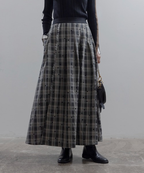Eimee Law(エイミーロウ)の「ドットフロッキー タックプリーツスカート(スカート・レディース・カーキ/ブラック/ベージュ・MEDIUM)」の7枚目の写真