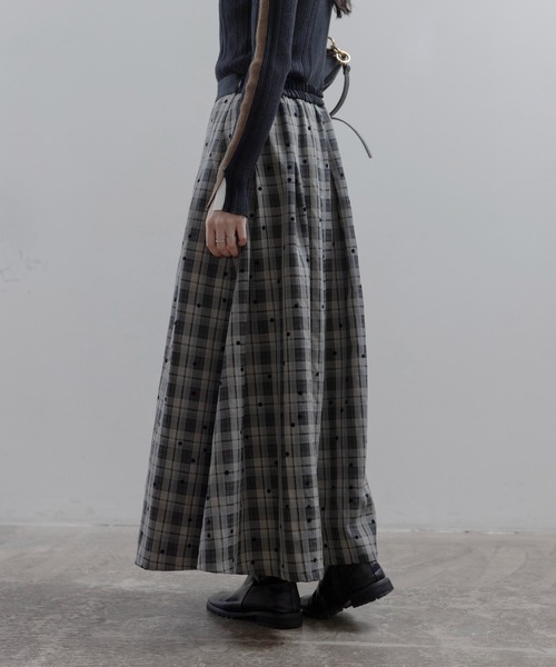 Eimee Law(エイミーロウ)の「ドットフロッキー タックプリーツスカート(スカート・レディース・カーキ/ブラック/ベージュ・MEDIUM)」の8枚目の写真