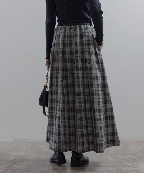 Eimee Law(エイミーロウ)の「ドットフロッキー タックプリーツスカート(スカート・レディース・カーキ/ブラック/ベージュ・MEDIUM)」の9枚目の写真