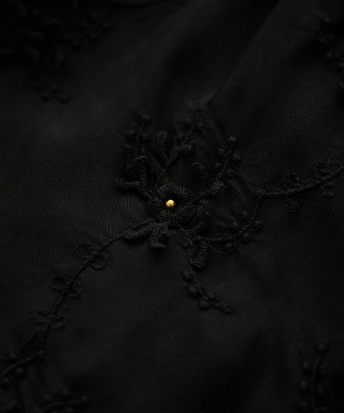 crinkle crinkle crinkle(クリンクルクリンクルクリンクル)の「【WEB先行販売】【crinkle crinkle crinkle】別注レーヨンシャンタン 3D刺繍キャミソール(キャミソール・レディース・ブラック/ホワイト・FREE)」の16枚目の写真
