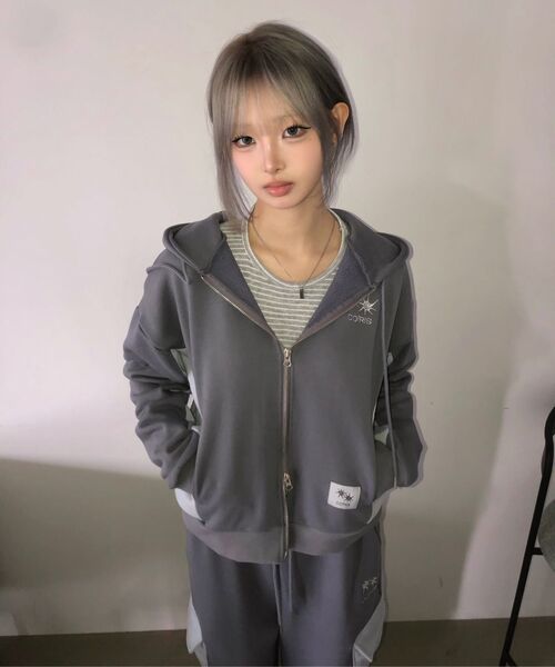 COIRIS(コイリス)の「ビプルセットアップサイド切り替え配色フードジップアップ男女共用(パーカー・レディース・グレー系・FREE)」の4枚目の写真