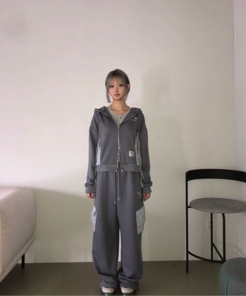 COIRIS(コイリス)の「ビプルセットアップサイド切り替え配色フードジップアップ男女共用(パーカー・レディース・グレー系・FREE)」の2枚目の写真