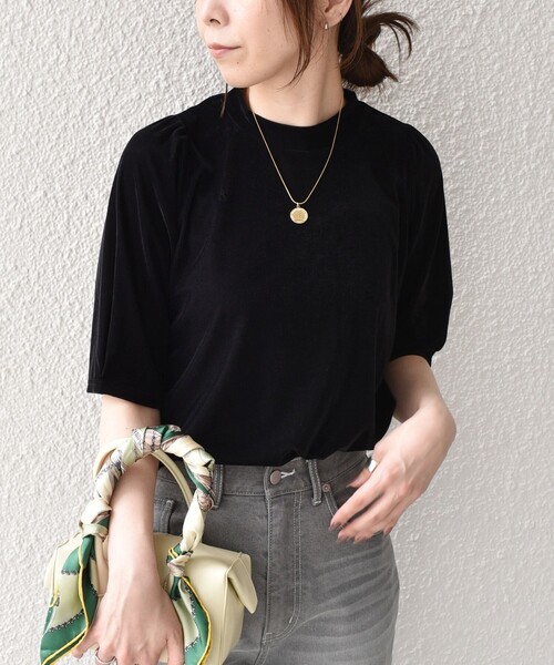 SHIPS Colors(シップス カラーズ)の「SHIPS Colors:〈手洗い可能〉シアー ポリエステル ベロア 5分袖 トップス◇(Tシャツ/カットソー・レディース・ベージュ/ブラウン/ブラック・ONE SIZE)」の2枚目の写真