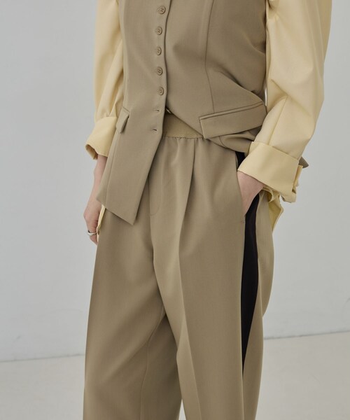 GALLEST(ギャレスト)の「Comfy Slacks|イージーサイドラインワイドパンツ【LIVE紹介/上枝みどりさん着用/通勤】(その他パンツ・レディース・ベージュ系4/ブラック系5/グレー系その他6・34/36/38/40)」の14枚目の写真