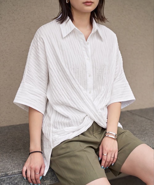 STYLE DELI(スタイルデリ)の「【DELI by】ツイストプリーツシャツブラウス(シャツ/ブラウス・レディース・ホワイト/ブラック・M)」の2枚目の写真