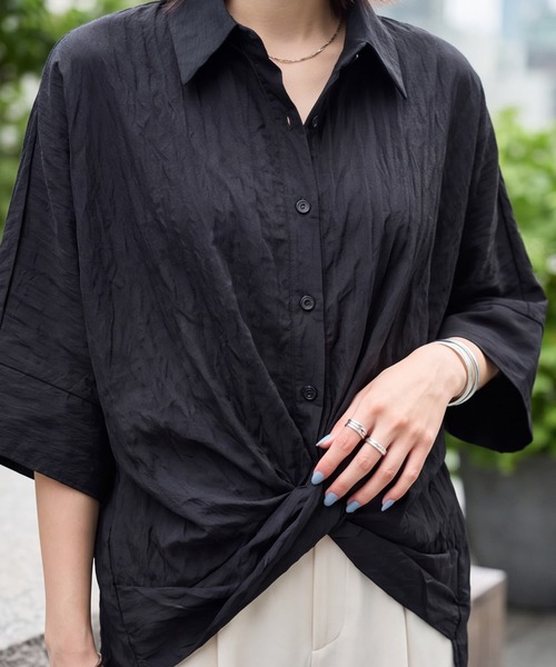 STYLE DELI(スタイルデリ)の「【DELI by】ツイストプリーツシャツブラウス(シャツ/ブラウス・レディース・ホワイト/ブラック・M)」の1枚目の写真