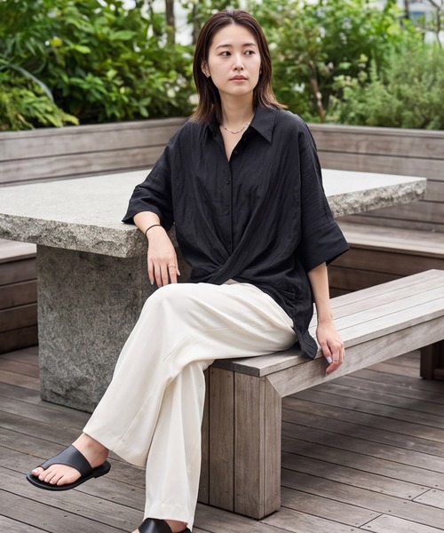 STYLE DELI(スタイルデリ)の「【DELI by】ツイストプリーツシャツブラウス(シャツ/ブラウス・レディース・ホワイト/ブラック・M)」の6枚目の写真
