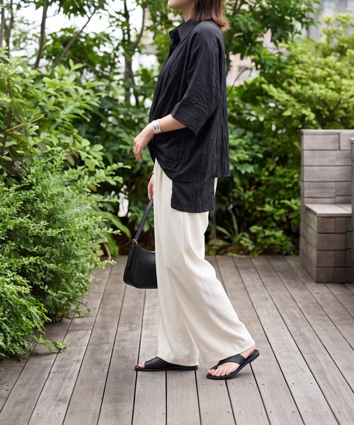 STYLE DELI(スタイルデリ)の「【DELI by】ツイストプリーツシャツブラウス(シャツ/ブラウス・レディース・ホワイト/ブラック・M)」の7枚目の写真