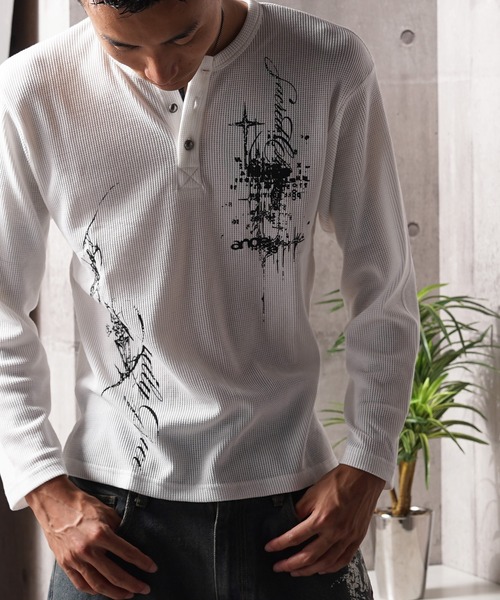 1111clothing（ワンフォークロージング）の「レタリング ヘンリーネック サーマルロンT / Lettering Henley Neck Thermal Long Sleeve T-Shirt（Tシャツ/カットソー・メンズ・ホワイト系1/ホワイト系2/ブラック系1/ブラック系2・S/M/L）」の9枚目の写真
