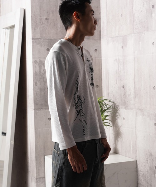 1111clothing（ワンフォークロージング）の「レタリング ヘンリーネック サーマルロンT / Lettering Henley Neck Thermal Long Sleeve T-Shirt（Tシャツ/カットソー・メンズ・ホワイト系1/ホワイト系2/ブラック系1/ブラック系2・S/M/L）」の11枚目の写真