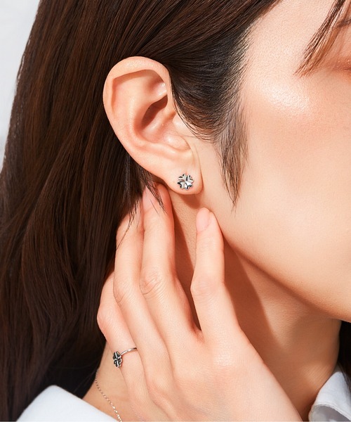 Jewel closet by L&Co.(ジュエルクローゼットバイエルアンドコー)の「K10 クローバー ピアス(WG)(ピアス(両耳用)・レディース・ホワイトゴールド・FREE)」の2枚目の写真