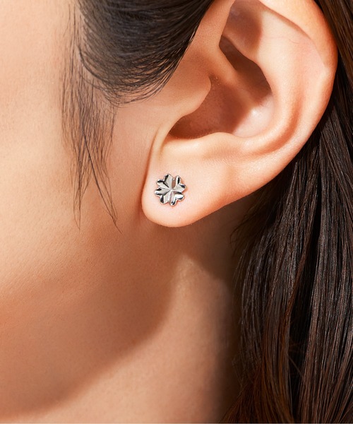 Jewel closet by L&Co.(ジュエルクローゼットバイエルアンドコー)の「K10 クローバー ピアス(WG)(ピアス(両耳用)・レディース・ホワイトゴールド・FREE)」の6枚目の写真