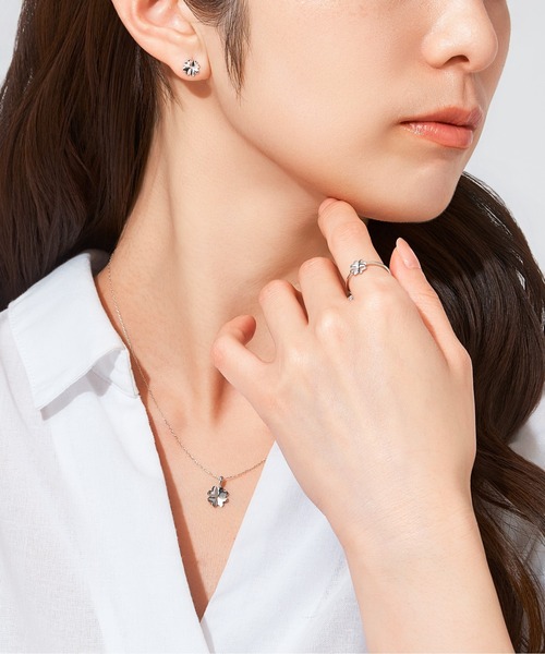 Jewel closet by L&Co.(ジュエルクローゼットバイエルアンドコー)の「K10 クローバー ピアス(WG)(ピアス(両耳用)・レディース・ホワイトゴールド・FREE)」の3枚目の写真