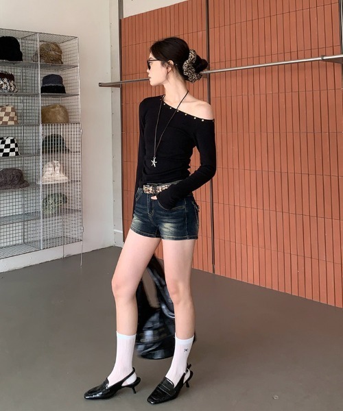 WEGO(ウィゴー)の「26AWワンショルダースタッズロングTシャツ/カットソー(Tシャツ/カットソー・レディース・ブラック/ホワイト・LARGE/MEDIUM)」の7枚目の写真